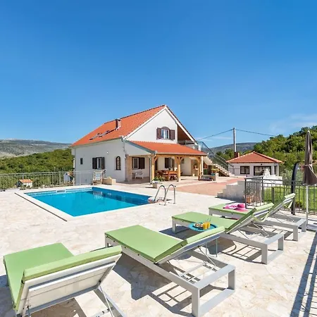 Luxury Lela, With The Pool Hotel Drniš