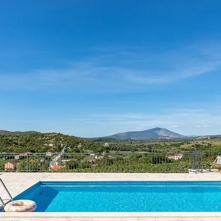 Hotel Luxury Lela, With The Pool Drniš