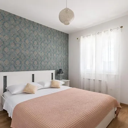 Luxury Lela, With The Pool Hotel Drnis