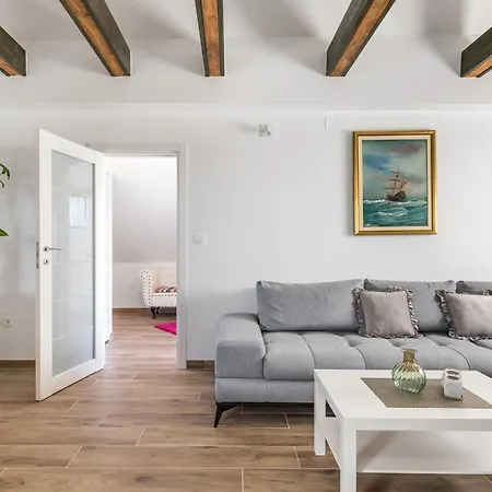 Luxury Lela, With The Pool Hotel